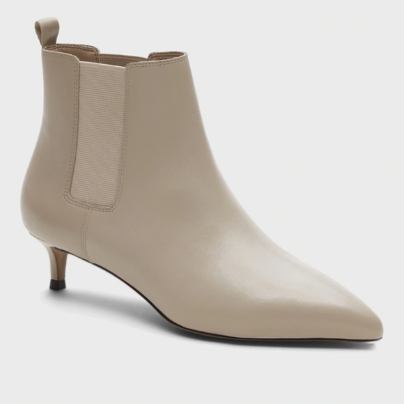 Banana Republic Shoes - NWOT Cutie BR Kitten Heel Chelsea Booties